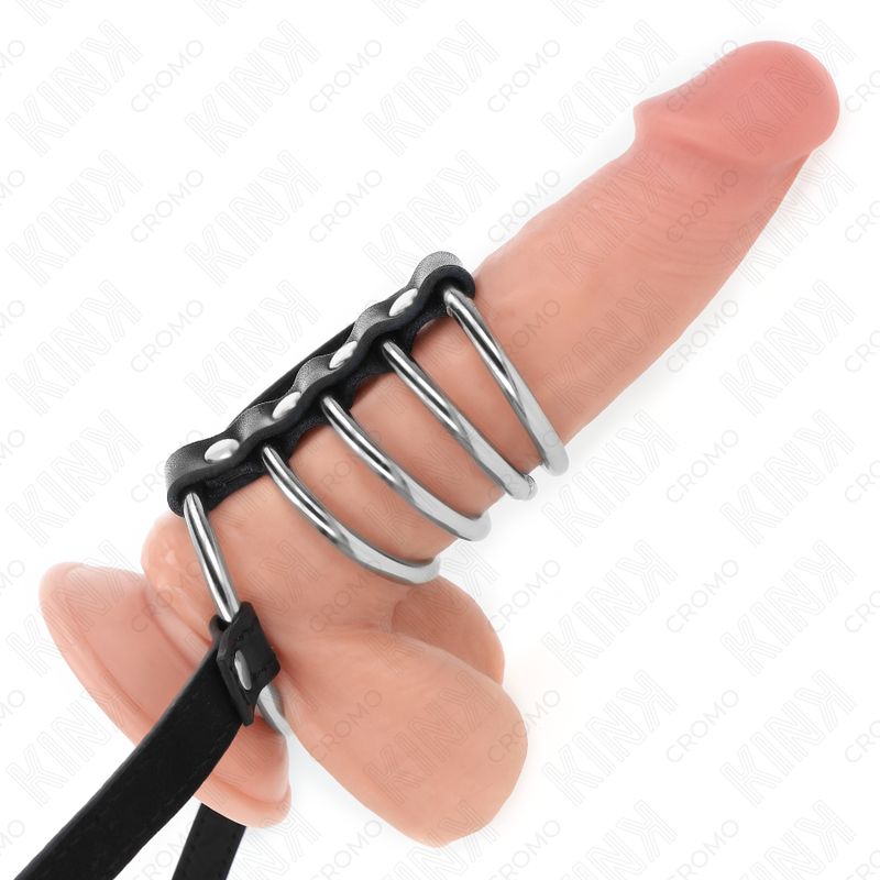Penisring mit 5 Metallringen und Ledergurt. Schwarzes Leder, silberfarbene Ringe. Produkt an einem Dildo befestigt.