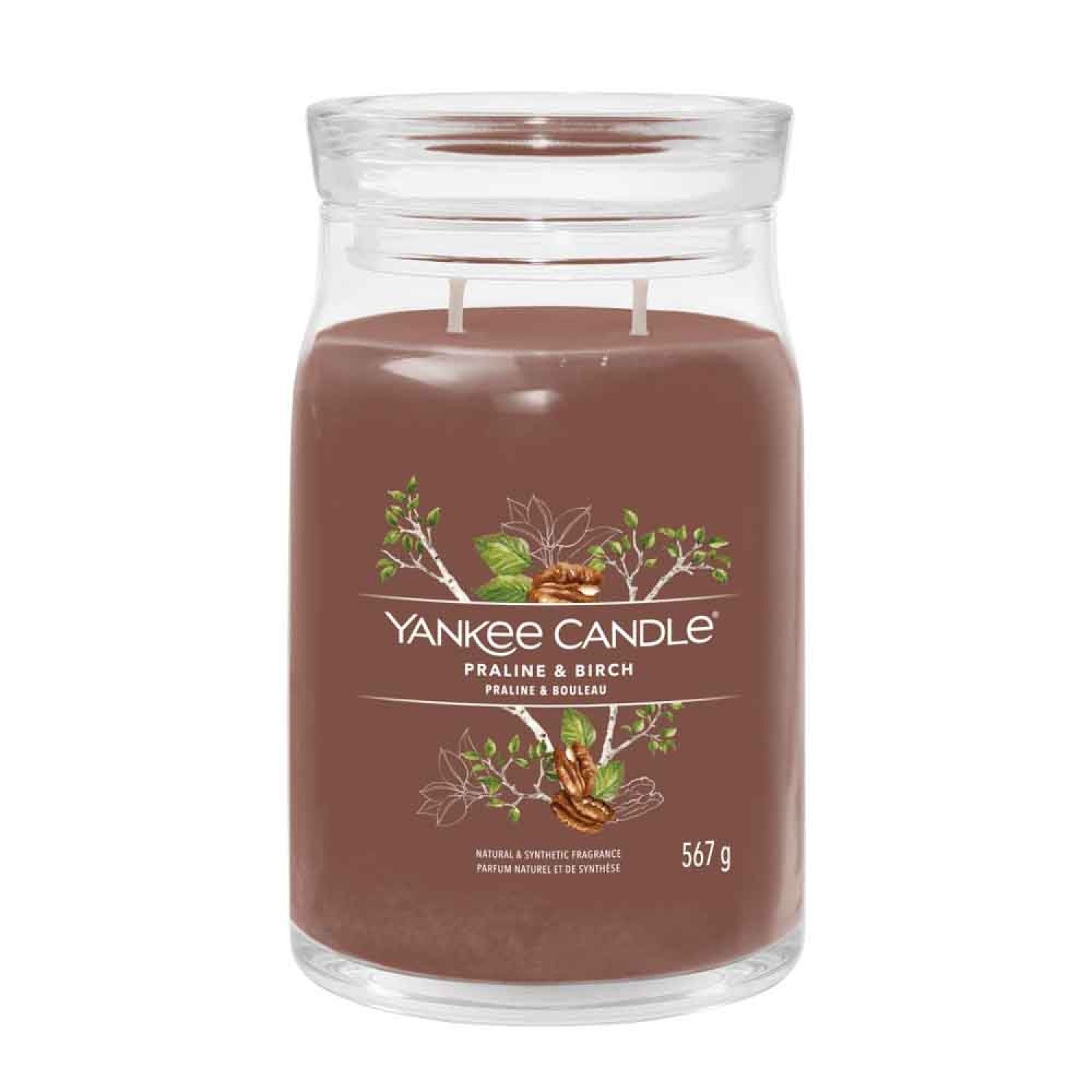 Glasbehälter mit Deckel, braunem Wachs und zwei Dochten. Etikett mit Schriftzug "Yankee Candle Praline & Birch" und 567 g.