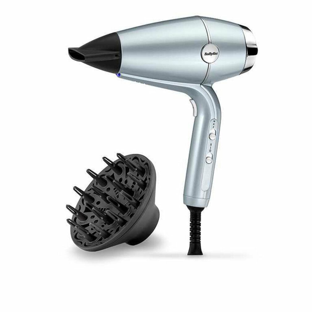 Hellblauer Haartrockner mit schwarzer Düse und Diffusor. Marke BaByliss. Der Diffusor hat viele kleine Stifte.