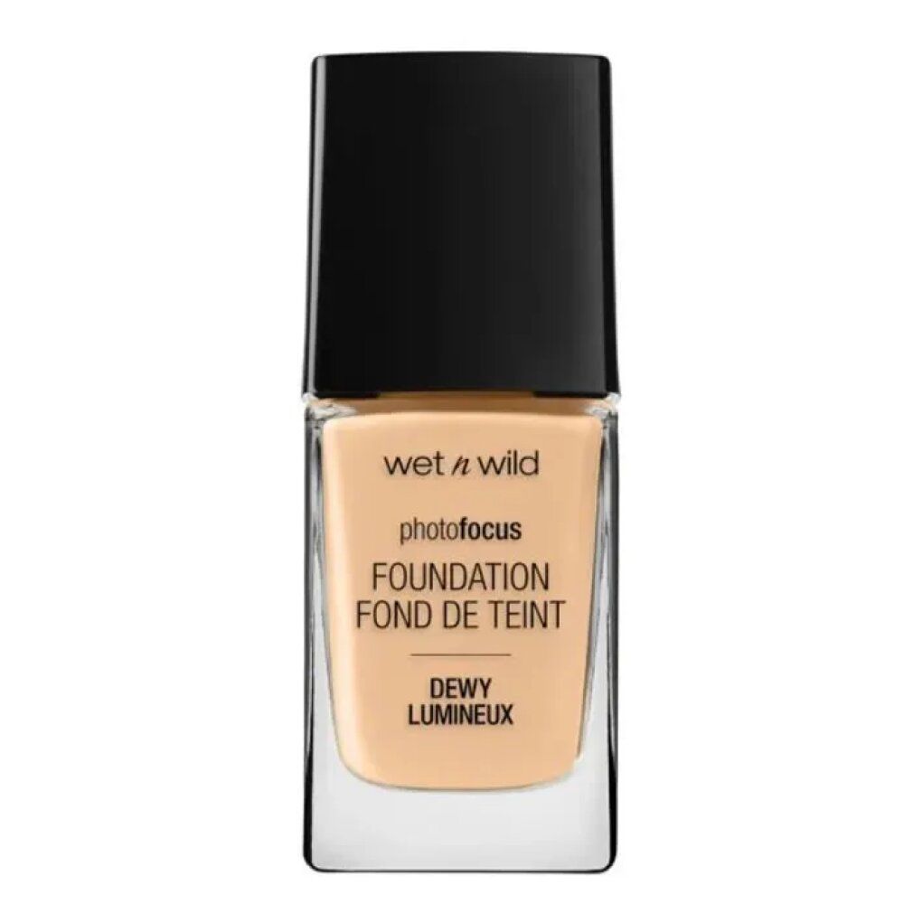 Flüssige Foundation in einer rechteckigen Glasflasche mit schwarzem Deckel. Aufschrift: Wet n Wild, Photo Focus, Foundation, Fond de Teint, Dewy, Lumineux.