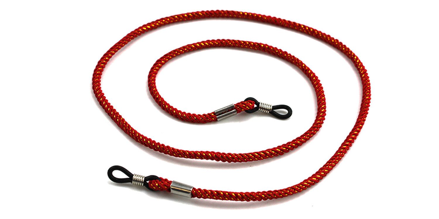 Rotes Brillenband. Geflochtenes Seil mit Metallenden und Schlaufen für Brillenbügel. Auf weißem Hintergrund.