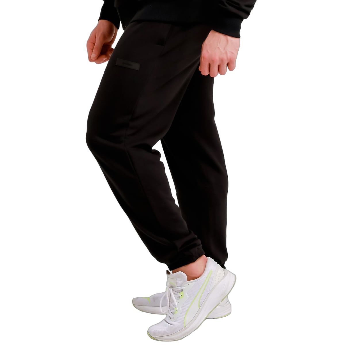 Herren-Jogginghose in Schwarz, seitliche Ansicht mit Fokus auf Schnitt und Taschen.