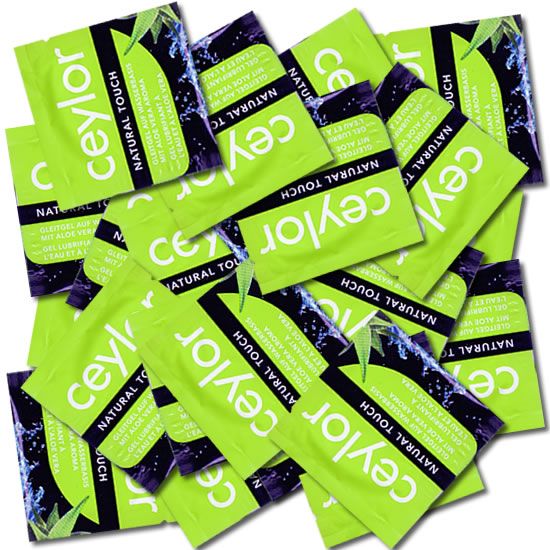 Mehrere grüne Beutel mit der Aufschrift "ceylor NATURAL TOUCH". Text in mehreren Sprachen. Beutel mit Aloe Vera Aroma.