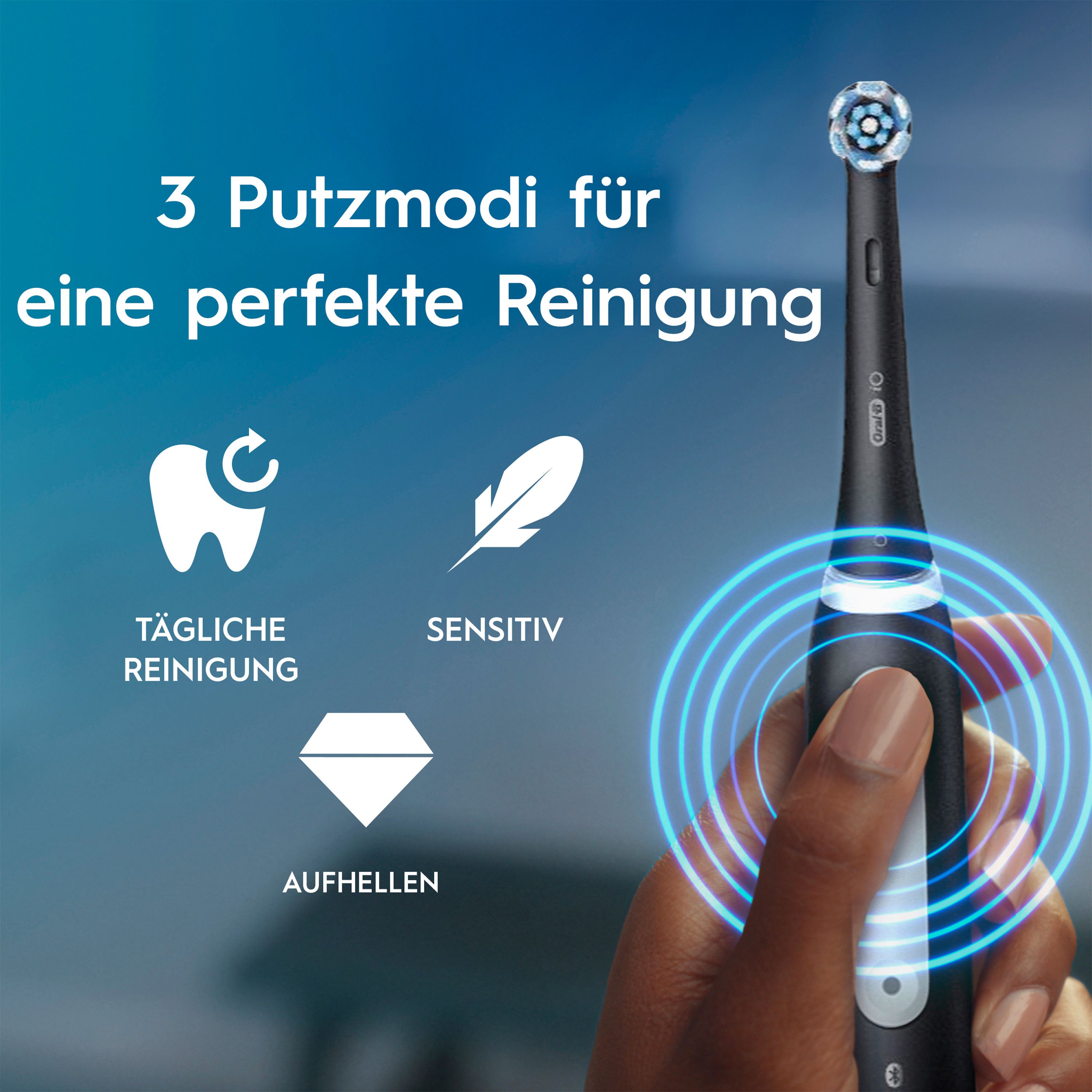 Hand hält schwarze elektrische Zahnbürste. Text: 3 Putzmodi. Symbole für tägliche Reinigung, Sensitiv und Aufhellen.