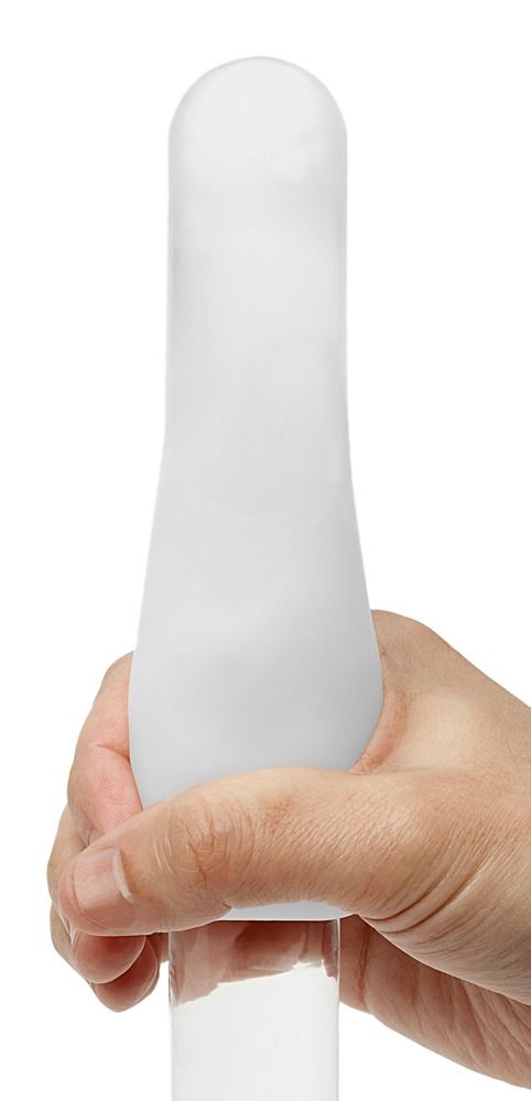 Hand hält TENGA Egg Masturbator-Einsatz. Weißer, flexibler Einsatz mit konischer Form.