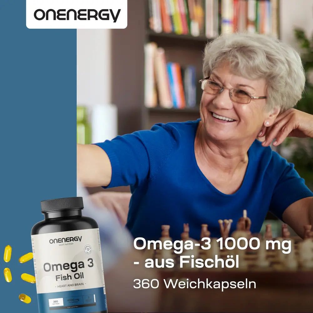 Ältere Frau spielt Schach, daneben Flasche OnEnergy Omega-3 und lose Kapseln.