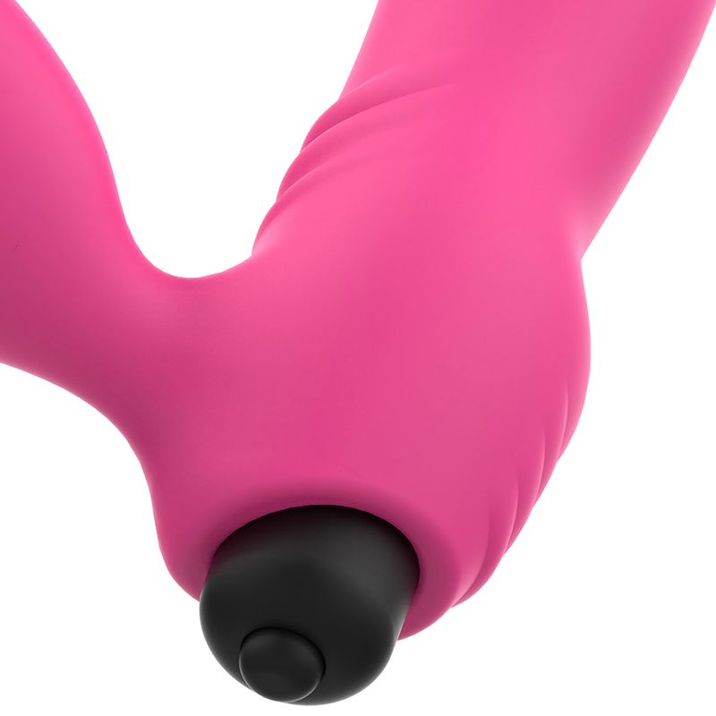 Pinkfarbener Doppelstimulations-Vibrator. Der Vibrator hat eine geschwungene Form mit einem länglichen Teil und einem kleineren, abgerundeten Teil. Schwarzer Knopf.