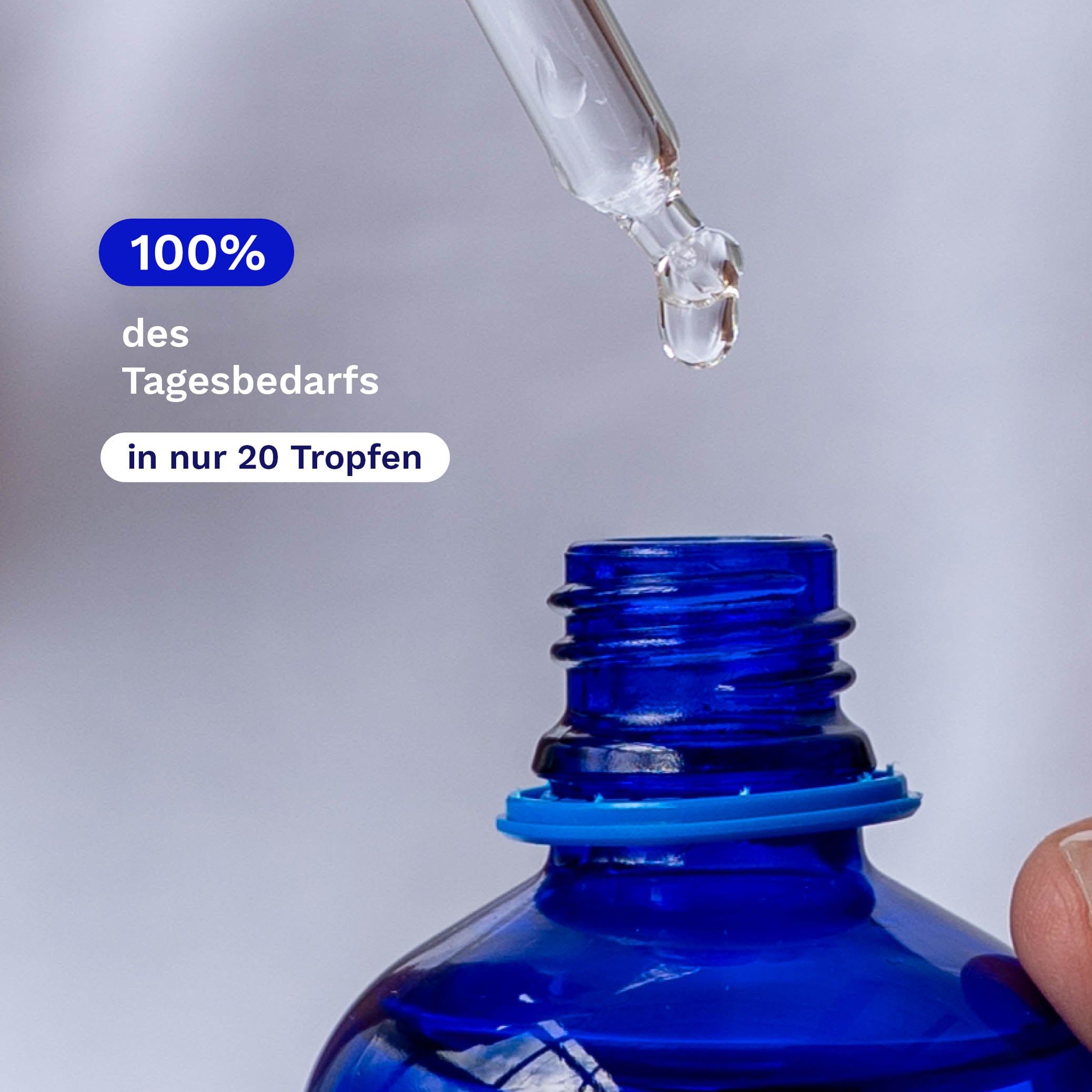 Tropfen einer Flüssigkeit fallen aus Pipette in eine Flasche.