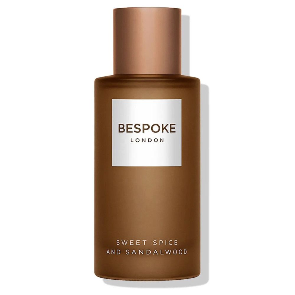 Braune Parfümflasche mit kupferfarbenem Deckel. Aufschrift: Bespoke London, Sweet Spice and Sandalwood.