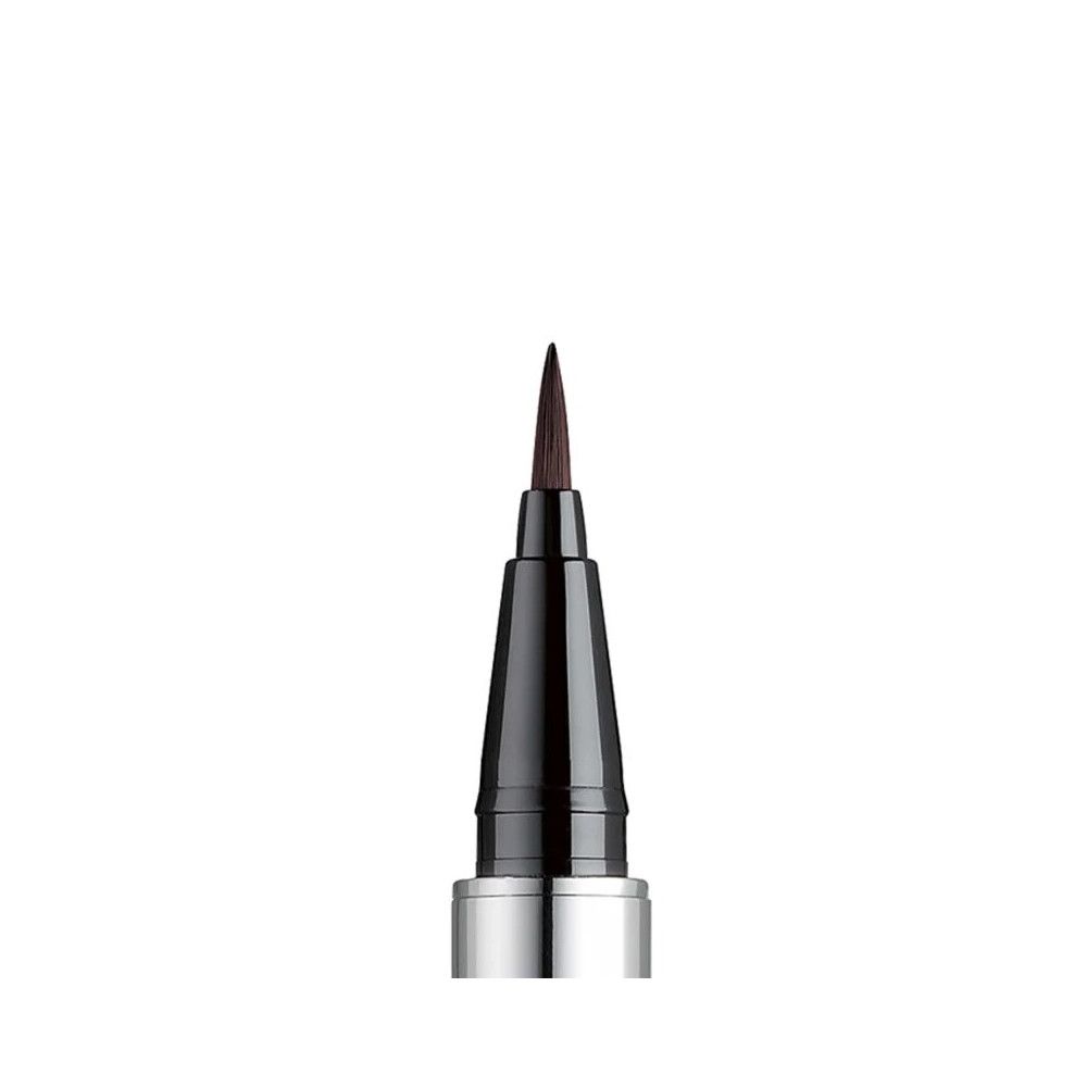 Schwarzer Eyeliner-Applikator mit feiner Spitze. Schwarzer Schaft mit silberfarbenem Ring.