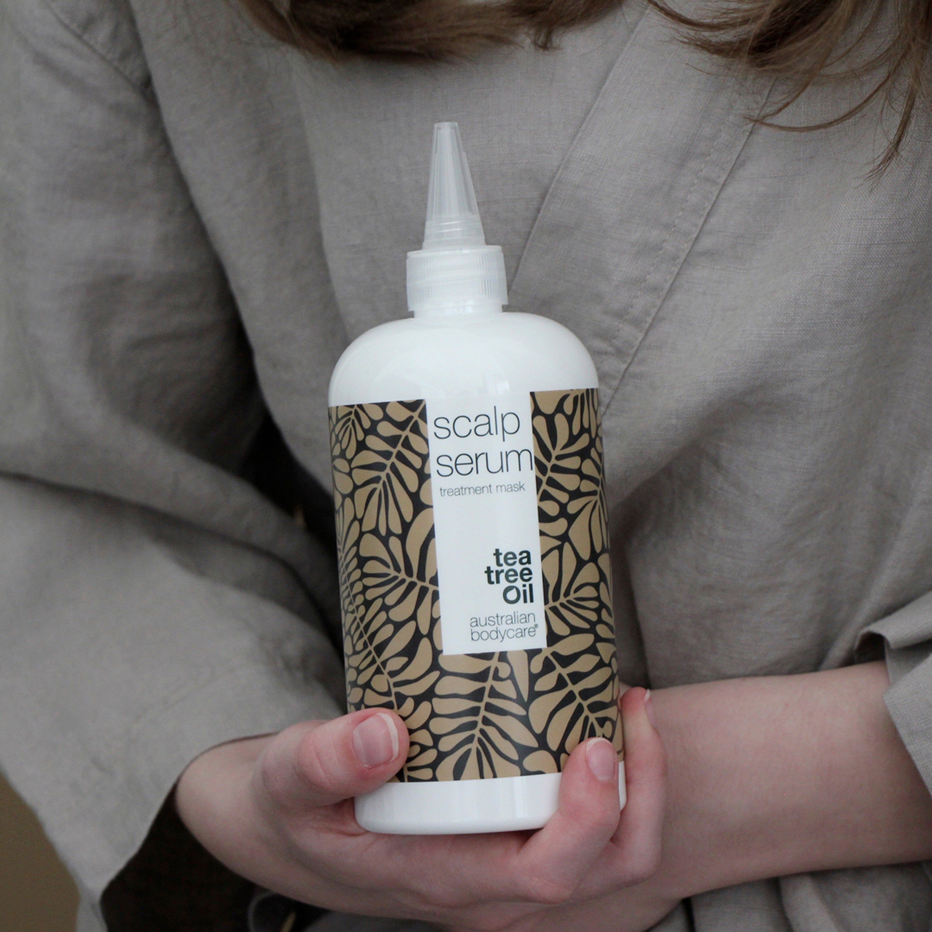 Weißes Serum mit Applikator, in Händen gehalten. Aufschrift: Scalp Serum, intensive scalp treatment. Marke: Australian Bodycare.