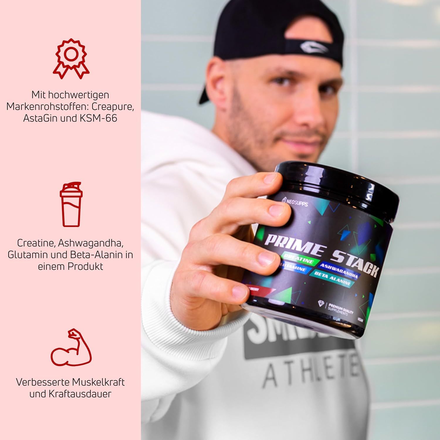 Schwarze Dose Prime Stack. Mann hält Dose. Aufschrift Prime Stack, Creatine, Ashwagandha, Beta Alanin. Person trägt Kappe.