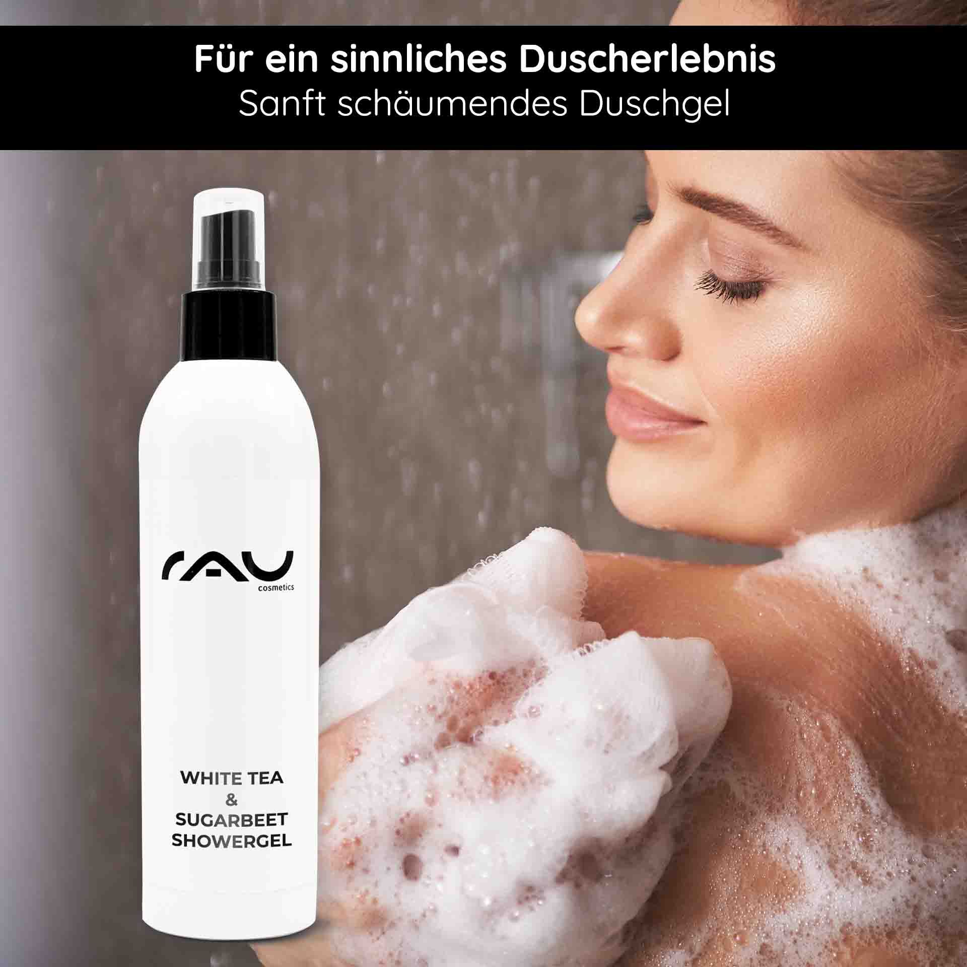 Frau duscht sich. Daneben: Weiße Flasche mit schwarzem Sprühkopf. Aufschrift: RAU Cosmetics, White Tea & Sugarbeet Showergel.