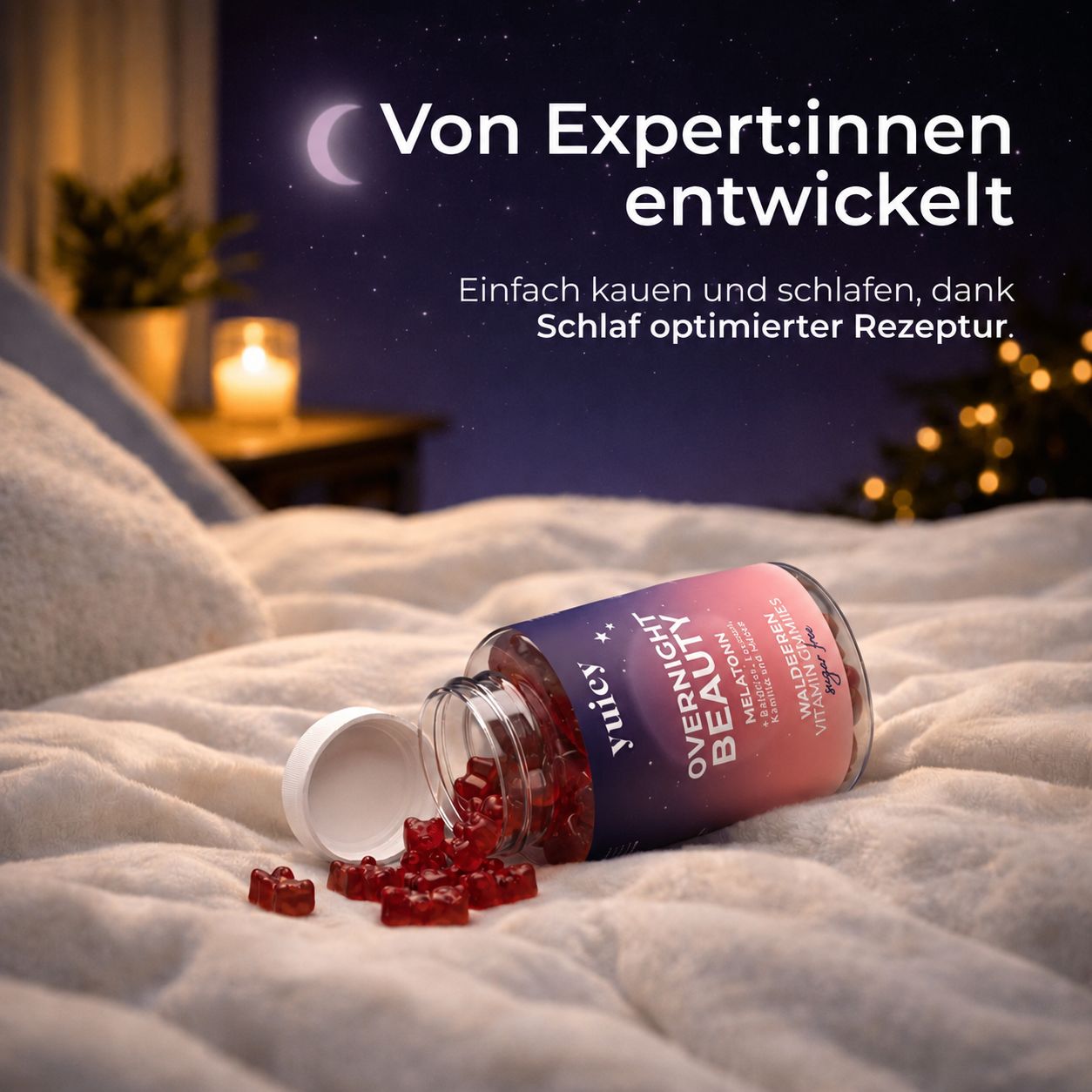Ein Glas yuicy® Overnight Beauty Gummies liegt auf einem Bett. Rote Gummibärchen sind verstreut. Text: Melatonin, Waldbeeren, Zuckerfrei.