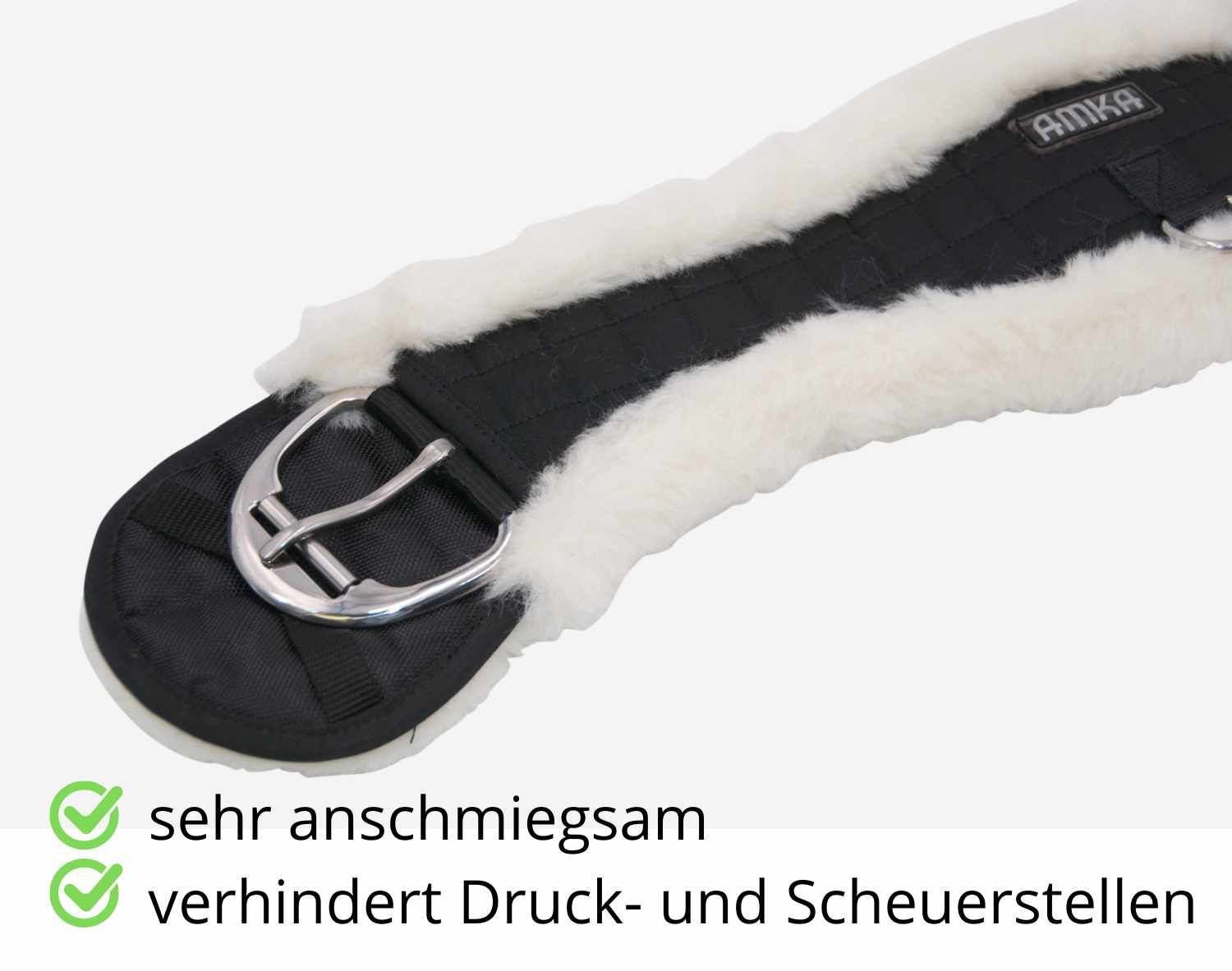 Nahaufnahme eines schwarzen AMKA Western Sattelgurts mit weißem Fell. Metallverschluss. Text: sehr anschmiegsam, verhindert Druck- und Scheuerstellen.