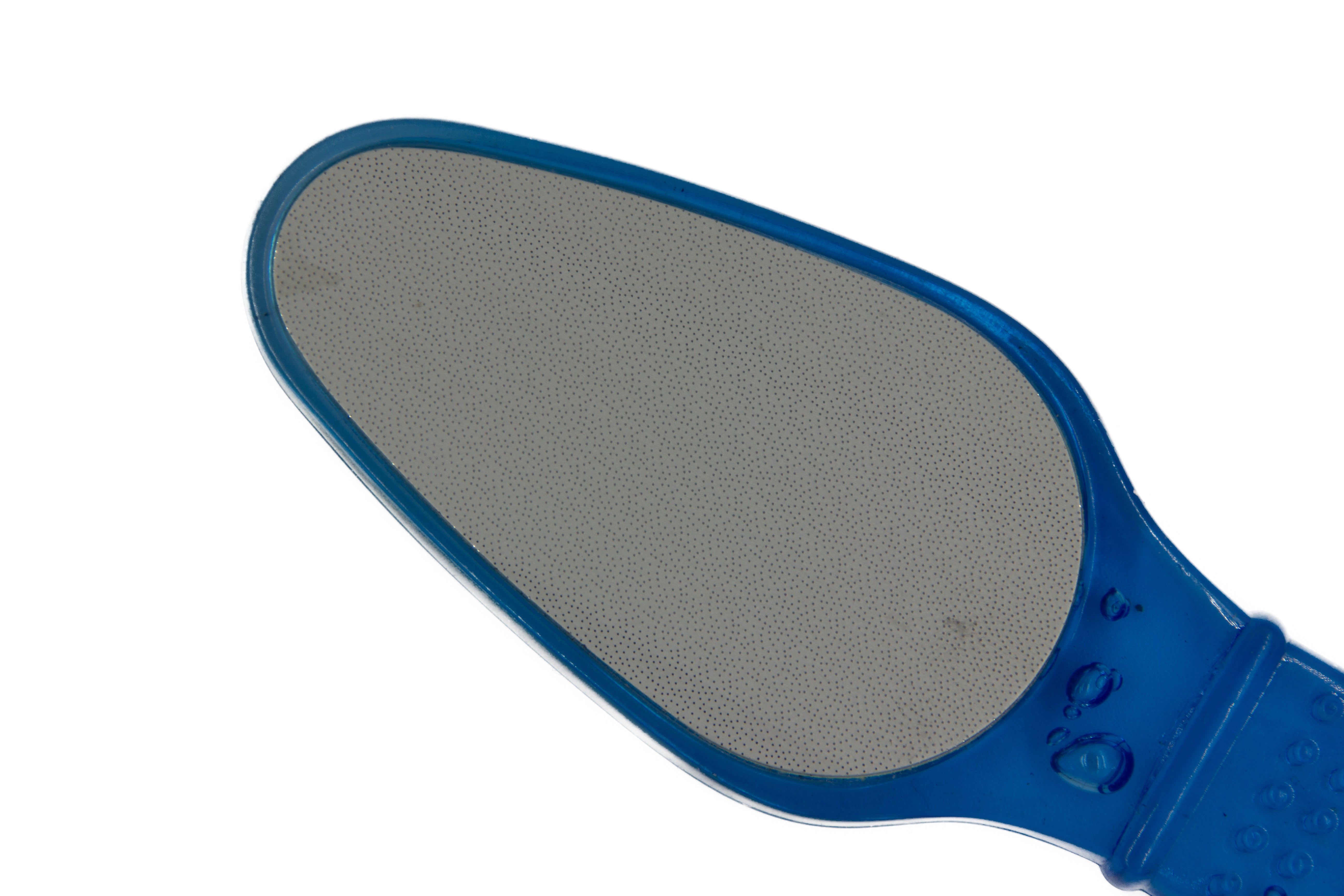 Ein blauer Fußfeilen-Entferner für Hornhaut. Der Griff ist ergonomisch geformt und hat eine ovale, grau-schleifende Oberfläche. Das Produkt ist aus Kunststoff gefertigt und hat eine abgerundete Form. Die Feile ist für die Fußpflege konzipiert.