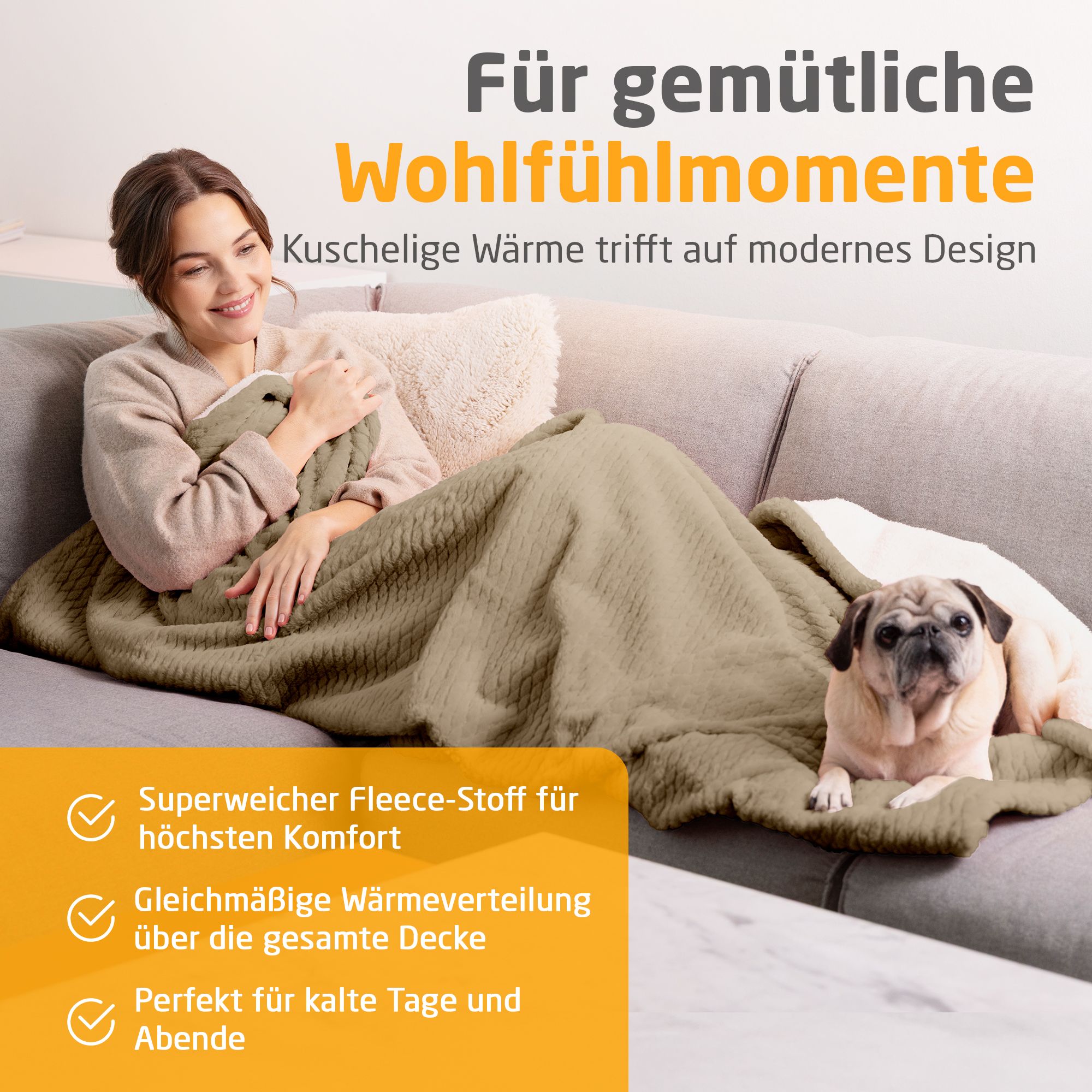 Frau auf Sofa mit Heizdecke. Beige Decke, weißes Innenfutter. Hund liegt neben ihr. Text: Superweicher Fleece-Stoff.