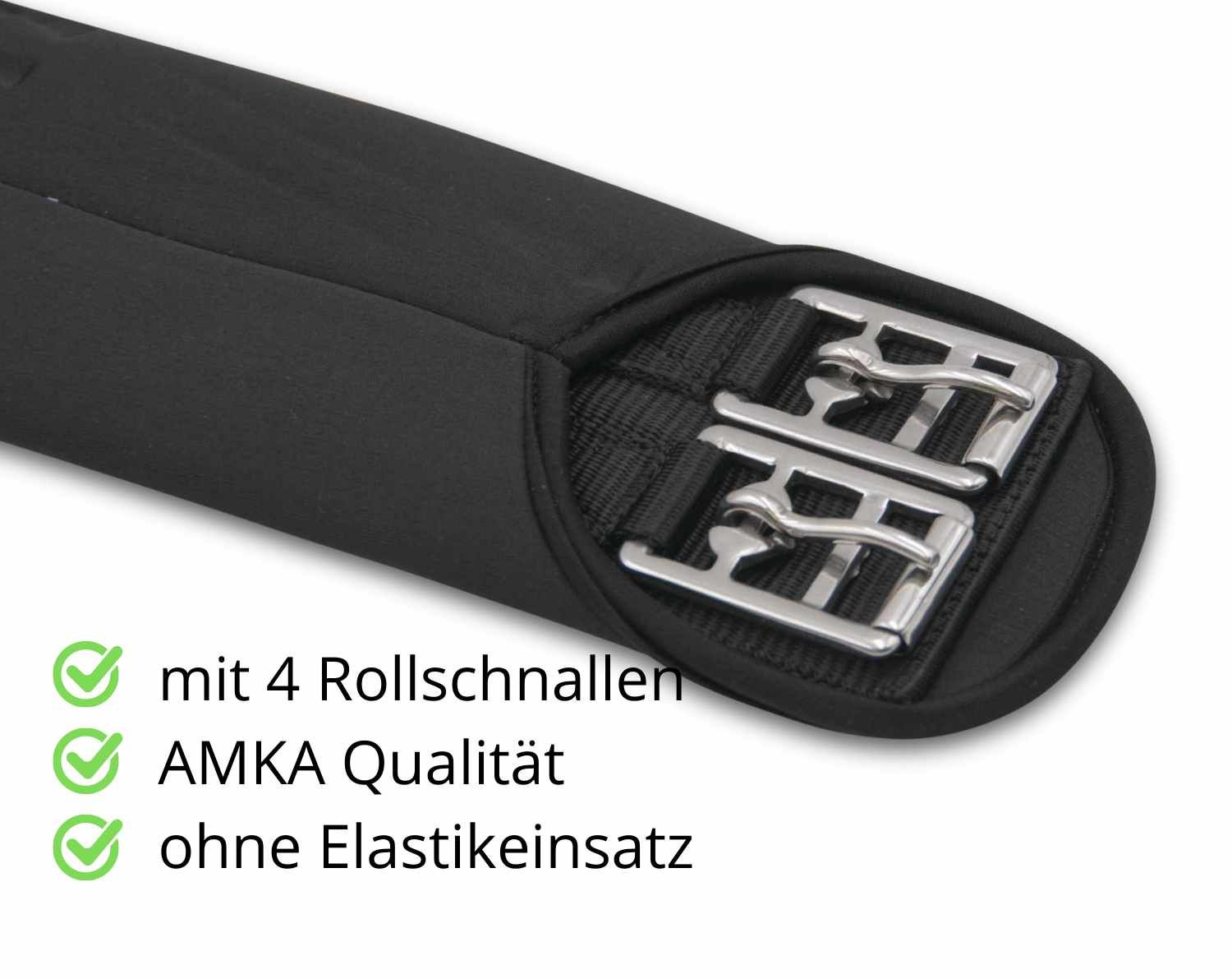 Nahaufnahme eines schwarzen Sattelgurts mit Metallschnallen. Text: mit 4 Rollschnallen, AMKA Qualität, ohne Elastikeinsatz.
