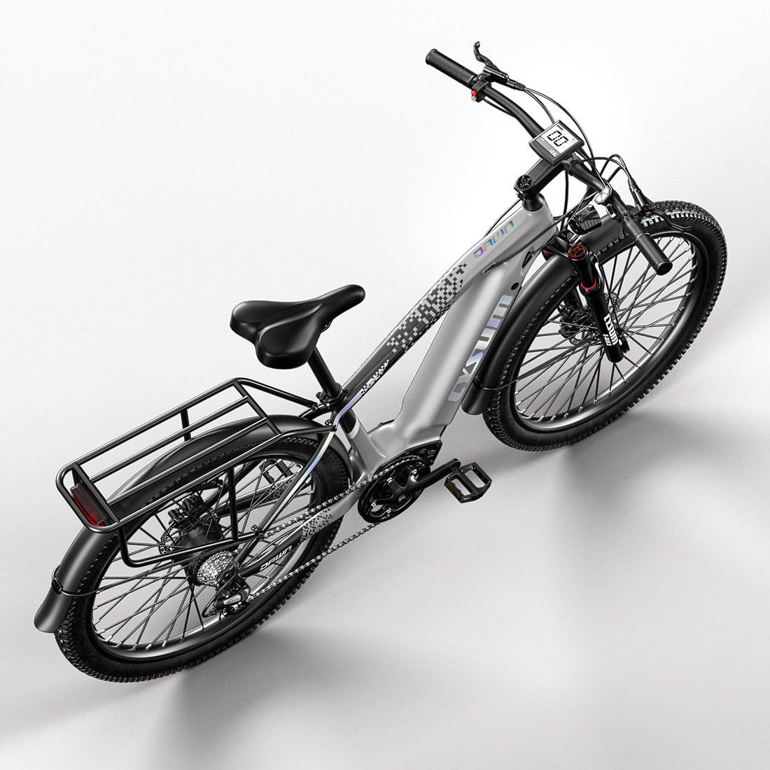 Draufsicht auf ein silbernes Elektrofahrrad mit schwarzen Reifen, Gepäckträger und Schutzblechen. Der Lenker hat ein Display.