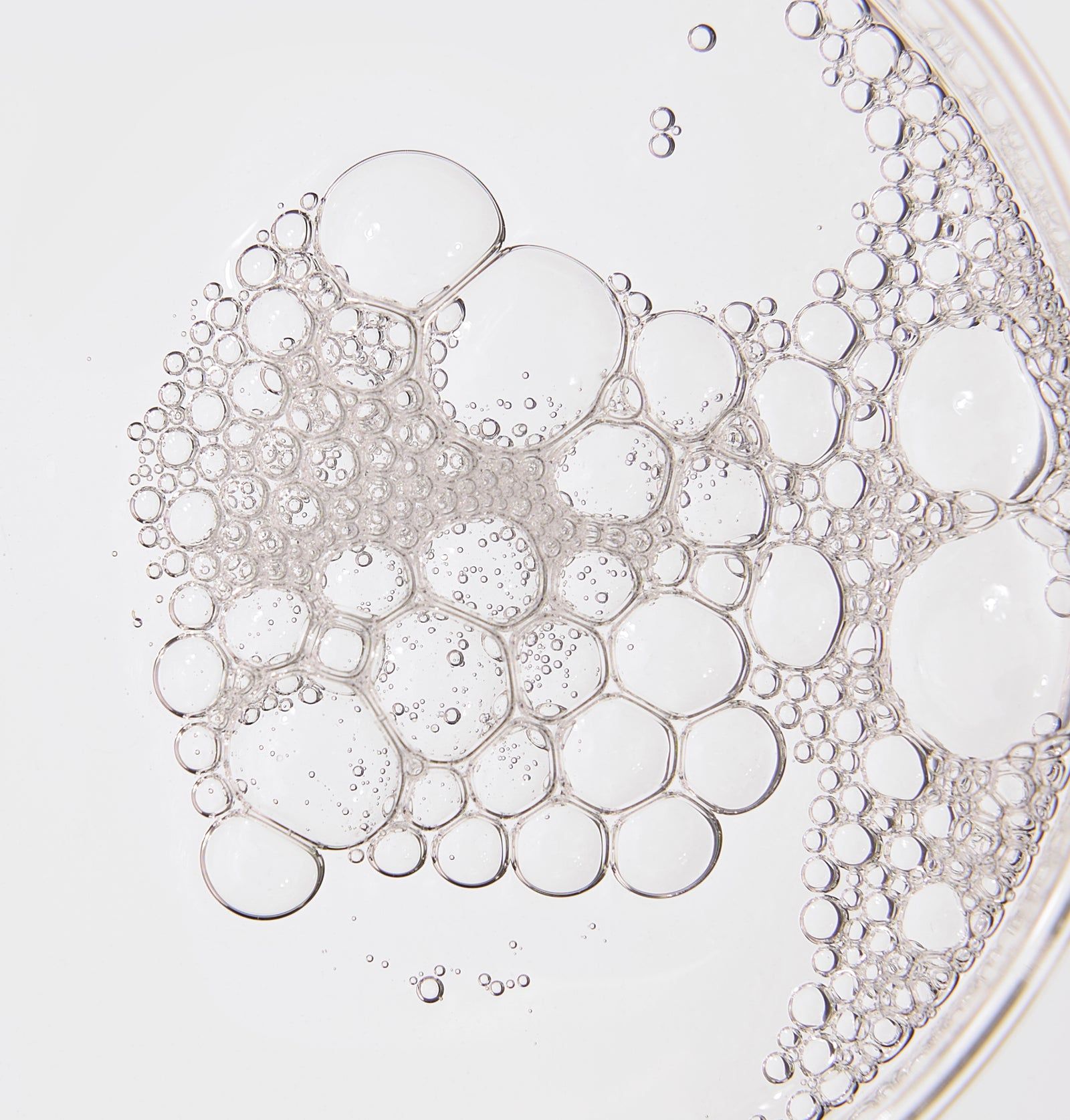 Nahaufnahme von transparenten Blasen in einer runden Schale. Verschiedene Größen.
