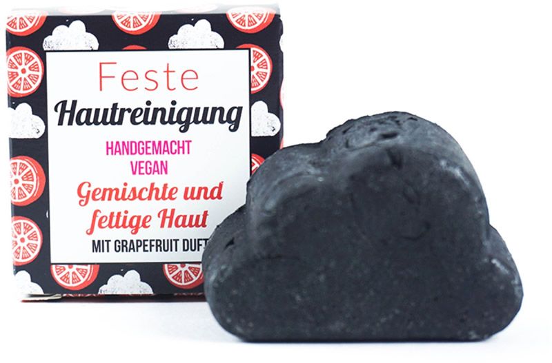 Schwarzes, festes Gesichtsreinigungsmittel in Wolkenform. Verpackung mit Text: Feste Hautreinigung, vegan, für Mischhaut, Grapefruit.