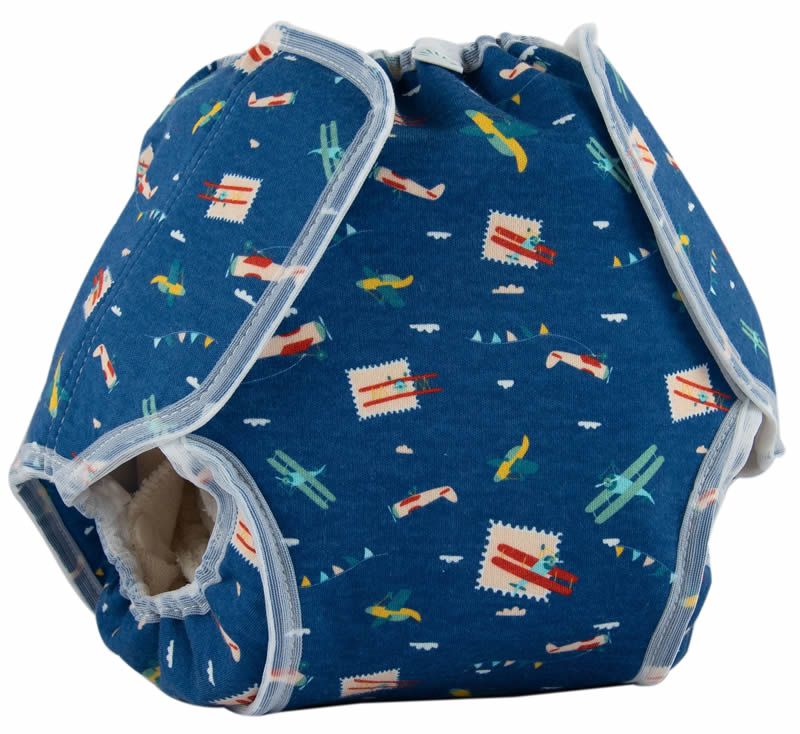 Windelset mit blauem Flugzeugmuster. Klettverschluss und Druckknöpfe. Innenfutter sichtbar.