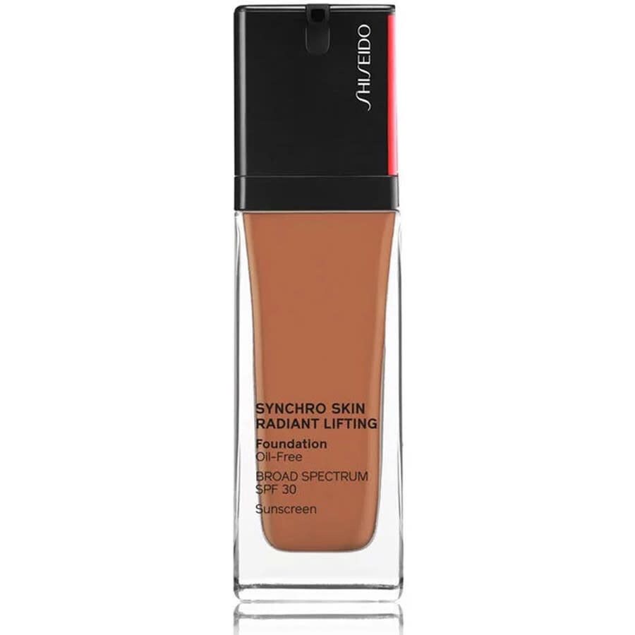 Flakon mit brauner Flüssigkeit. Schwarzer Deckel mit rotem Akzent. Aufschrift: Synchro Skin Radiant Lifting Foundation, Oil-Free, SPF 30.