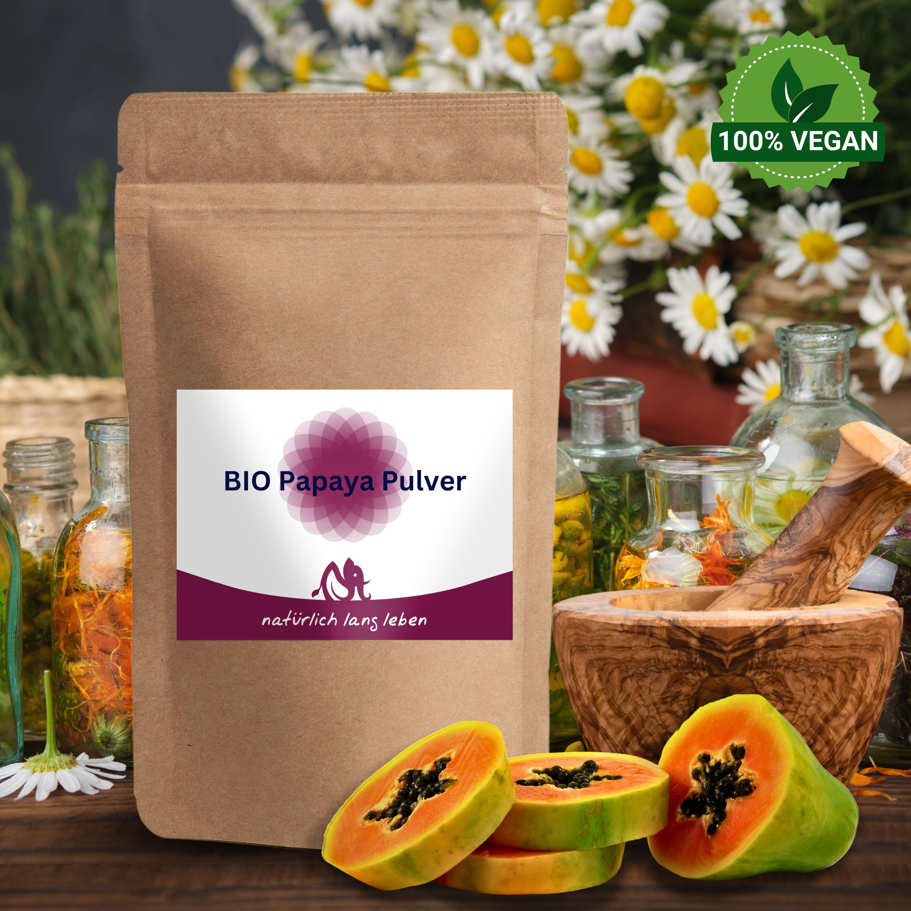 Braune Papiertüte mit Etikett. BIO Papaya Pulver und natürlich lang leben. 100% Vegan-Siegel. Papaya-Hälften und Blüten im Hintergrund.
