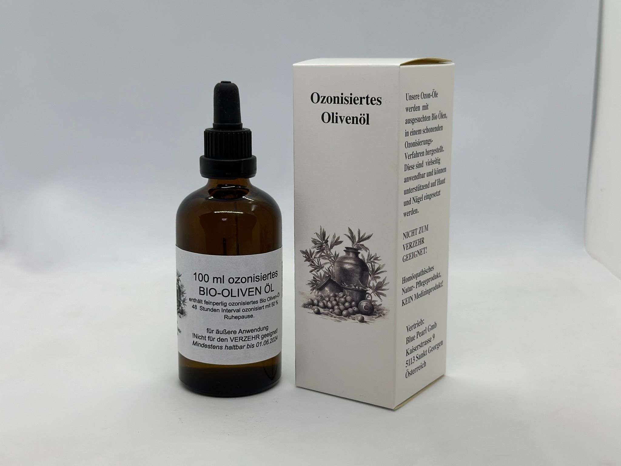 Braune Glasflasche mit Tropfer und Karton. Etikett mit Text: BIO-OLIVEN ÖL, 100 ml. Karton mit Text: Ozonisiertes Olivenöl.