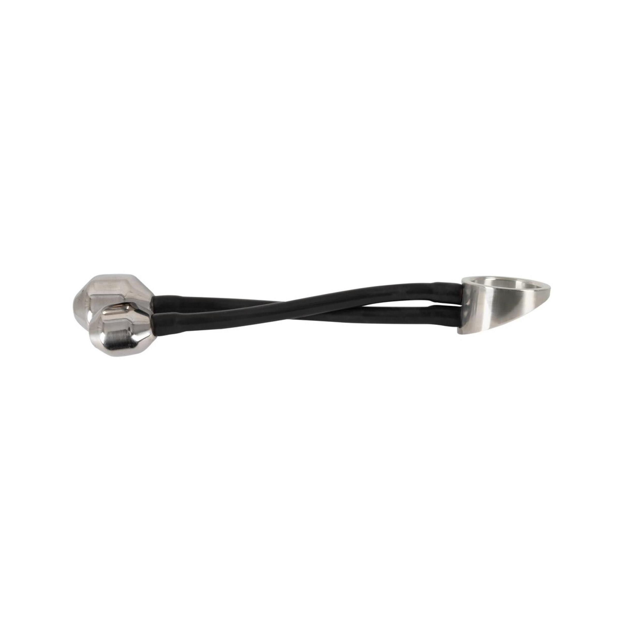 Penisring und zwei Analplugs mit flexiblen Verbindungen, auf weißem Hintergrund.