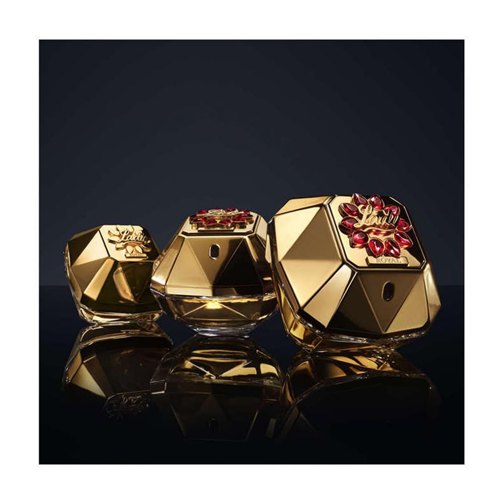 Drei goldene Flakons. Lady Million Royal. Schwarzer Hintergrund. Reflektierende Oberfläche.
