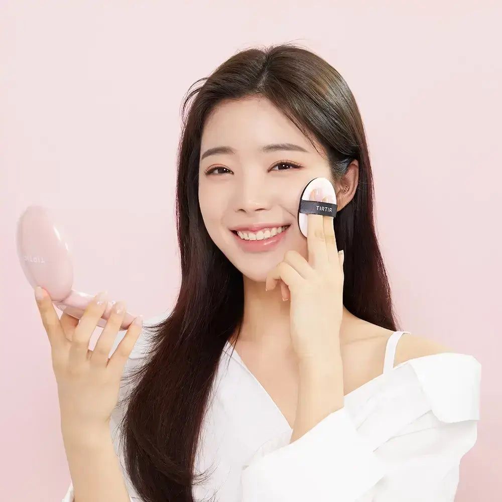 Frau trägt Kompakt-Make-up mit einem Applikator auf. Produktname auf dem Applikator.