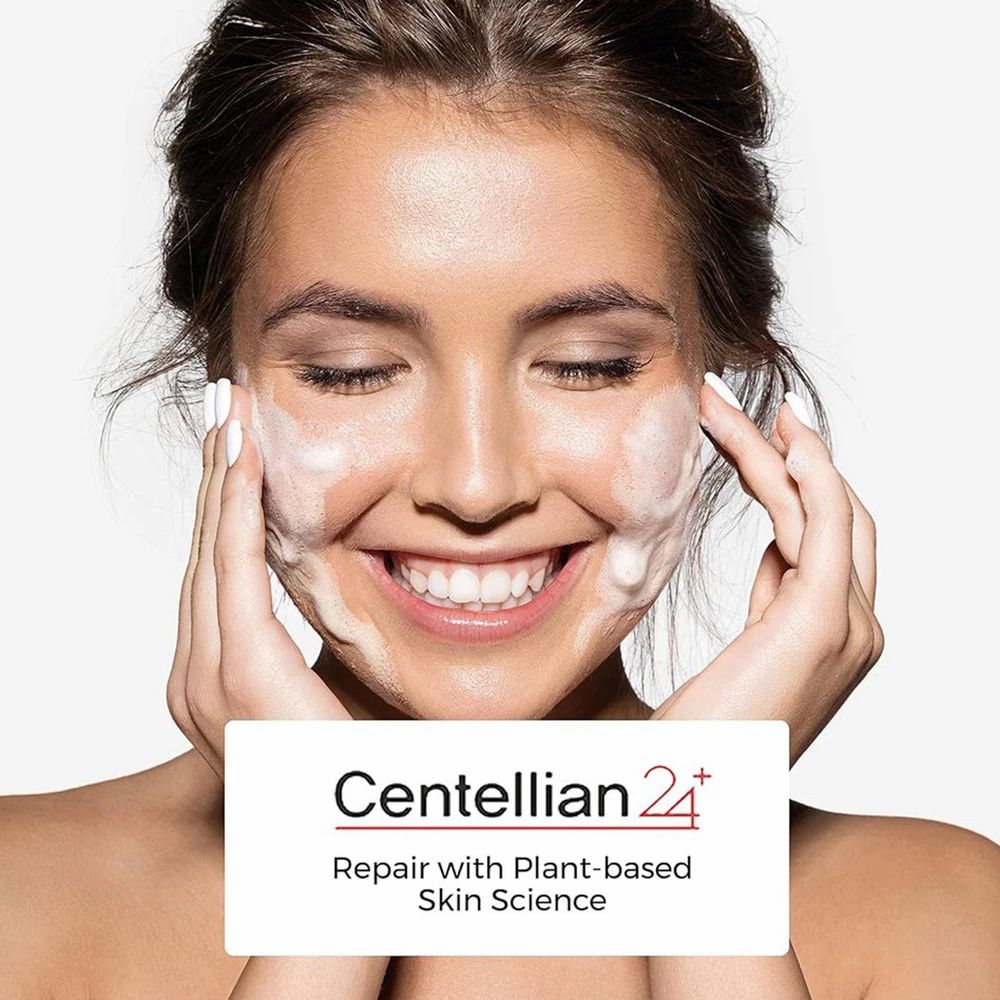 Frau mit Schaum im Gesicht. Text: Centellian 24, Repair with Plant-based Skin Science.