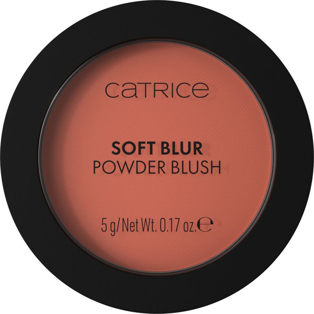 Runder, schwarzer Behälter mit Rouge. Aufschrift: CATRICE, SOFT BLUR POWDER BLUSH, 5 g/Net Wt. 0.17 oz. Deckel geschlossen.