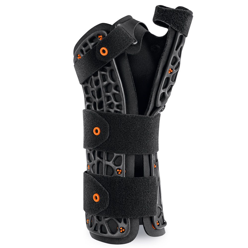 Schwarze Handgelenkorthese mit Daumenfixierung, verstellbaren Klettverschlüssen und orangefarbenen Akzenten.