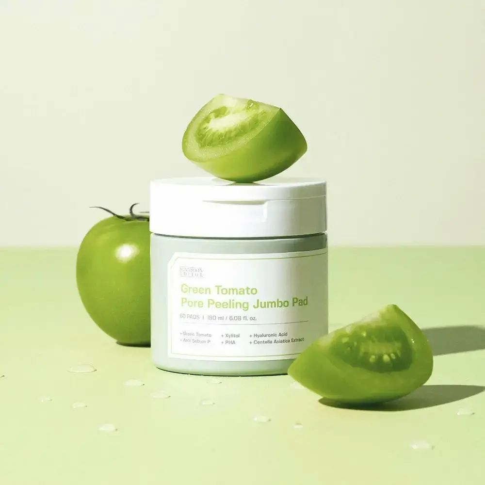 Grüne Tomaten und Dose mit Produktetikett. Text: Green Tomato Pore Peeling Jumbo Pad. Marke: SUNGBOON EDITOR.