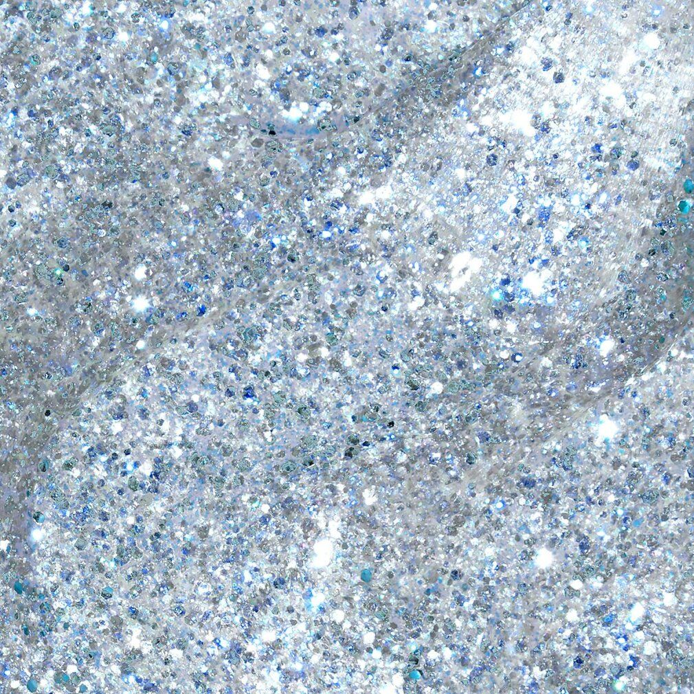 Nahaufnahme von hellblauem Nagellack mit Glitzerpartikeln. Glänzende Oberfläche.