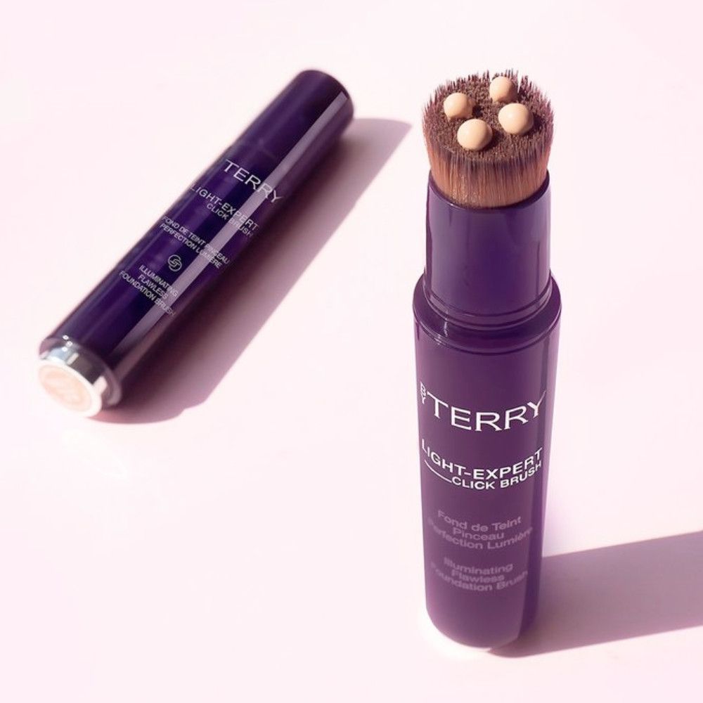 By Terry Light-Expert Click Brush Foundation, geöffnet und geschlossen.