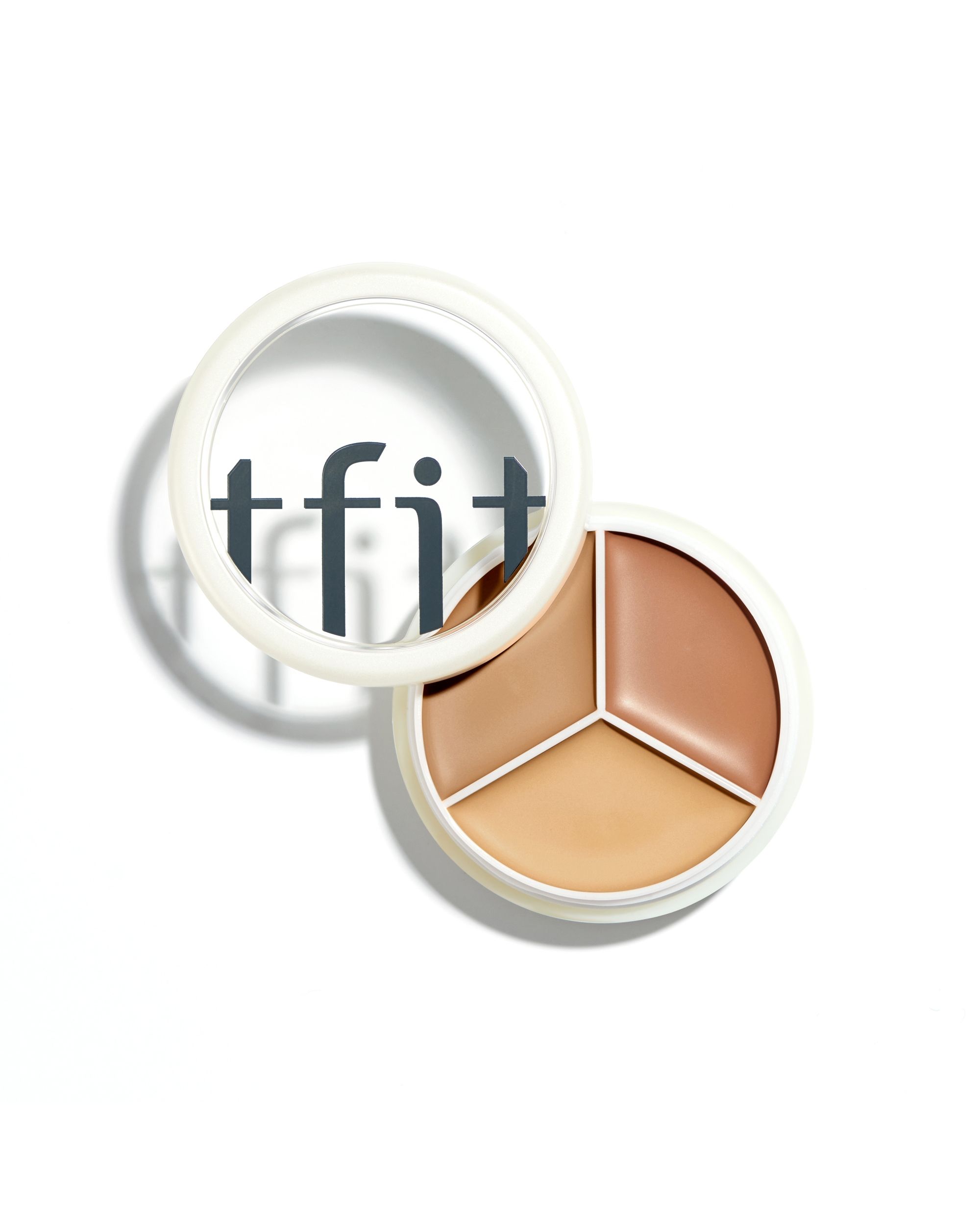Runder Concealer-Palette mit drei Farbtönen. Deckel mit TFIT-Logo. Offen, Produktansicht.