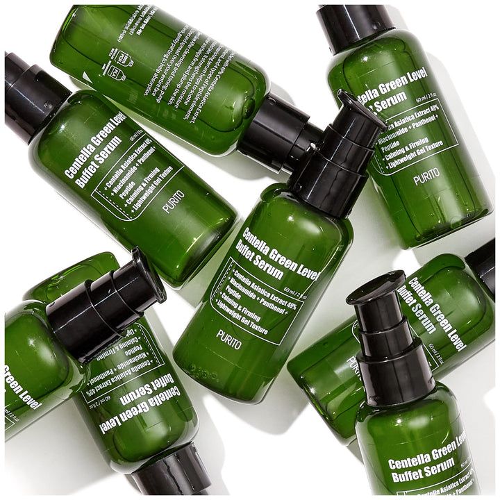 Mehrere grüne Serumflaschen mit schwarzem Pumpverschluss. Produktname und Marke PURITO auf den Flaschen sichtbar.