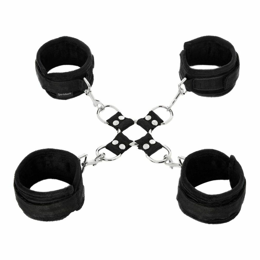 Vier schwarze Manschetten mit Klettverschluss und Karabinerhaken. Schwarzes Verbindungsstück mit Ringen.