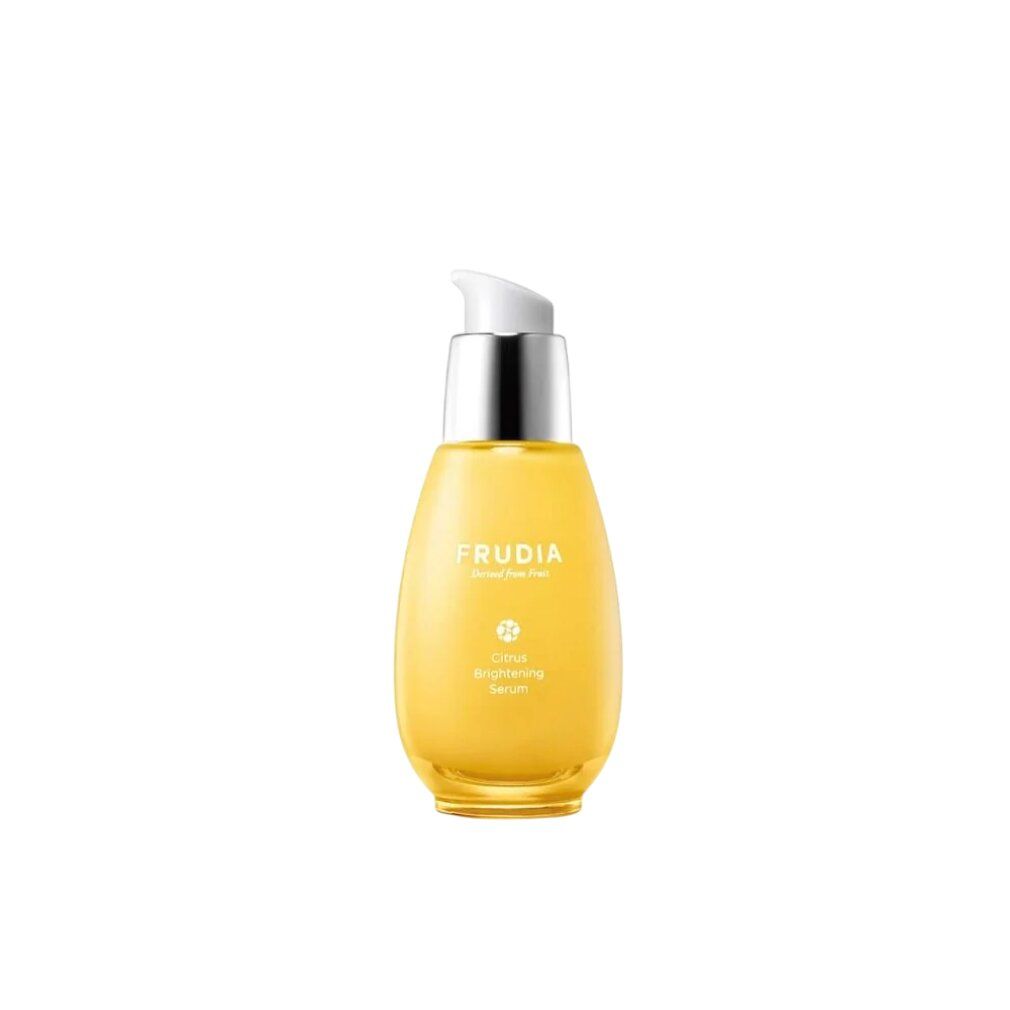 Gelbe Serumflasche mit silbernem Pumpkopf. Aufschrift FRUDIA, Citrus Brightening Serum.