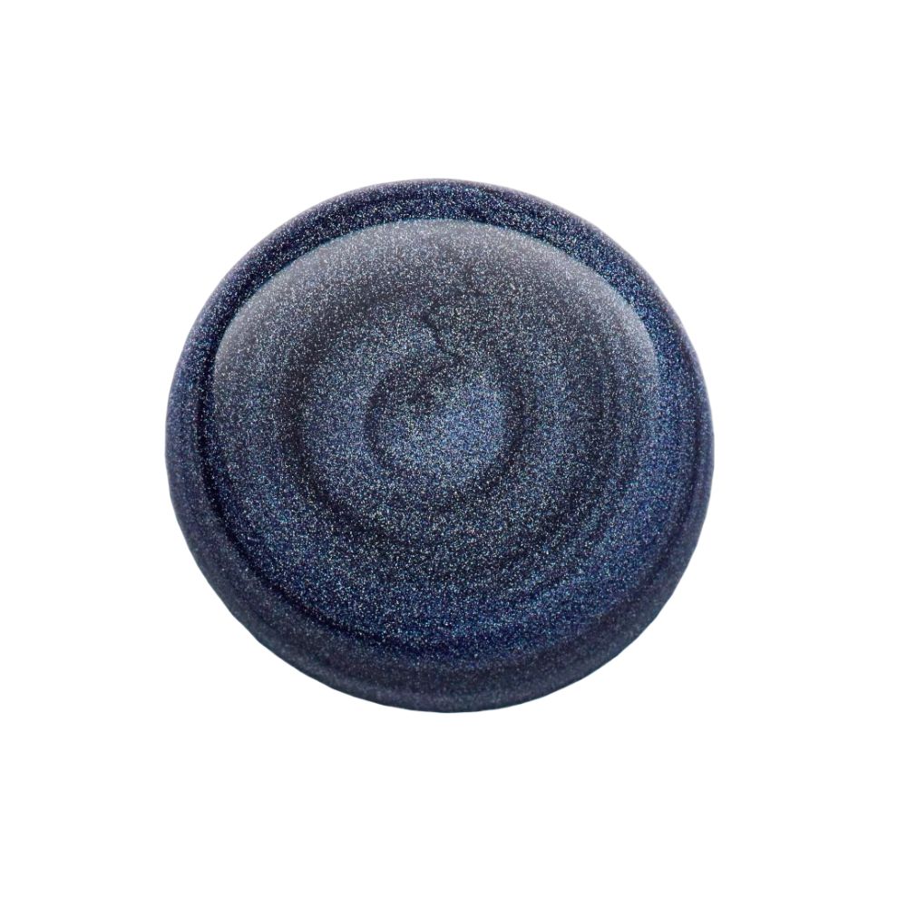 Nahaufnahme von blauem Nagellack. Schimmernde Farbe. Auf weißem Hintergrund.