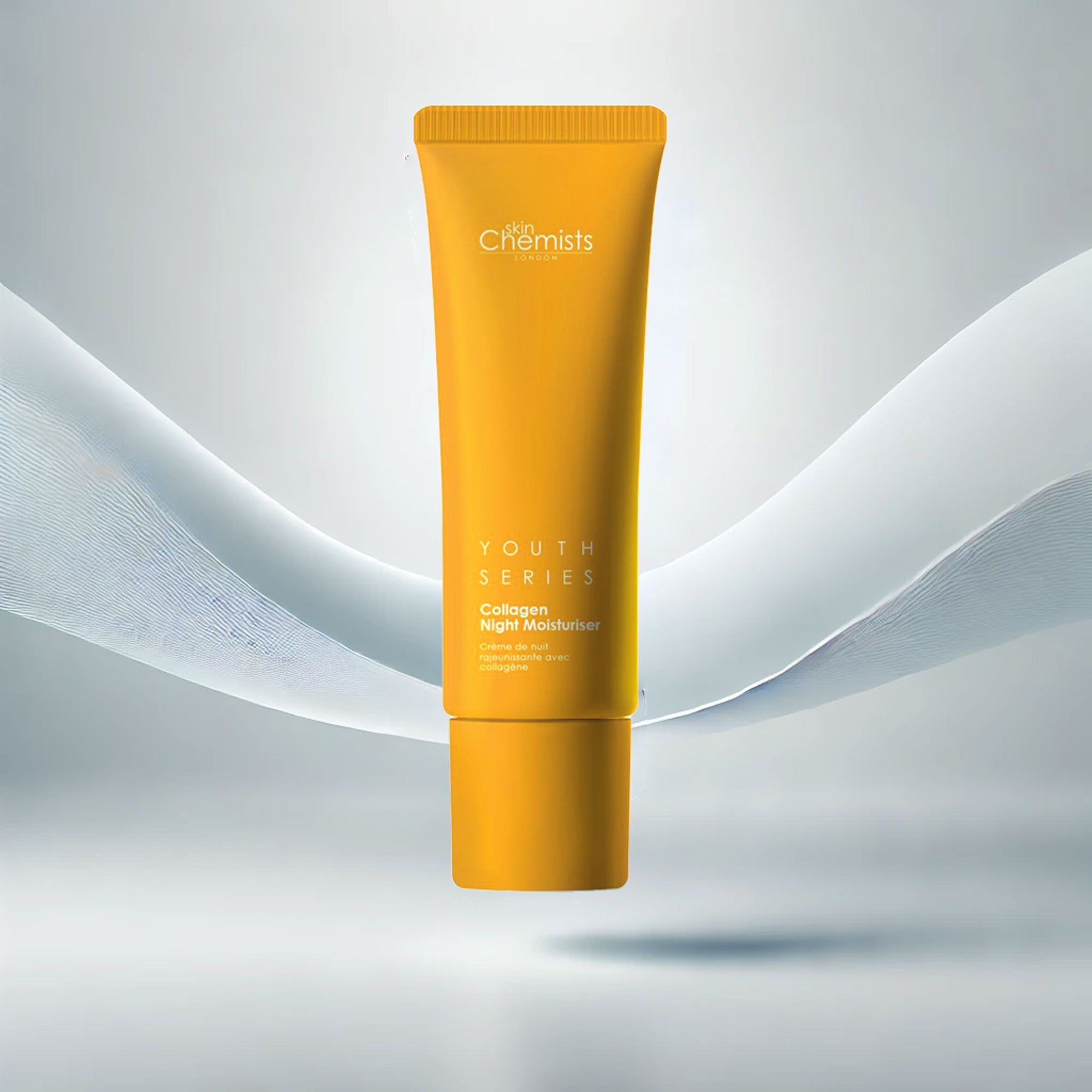 Gelbe Tube mit Schriftzug. Produktname: Youth Series Collagen Night Moisturiser. Marke: SkinChemists. Auf blauem Hintergrund.