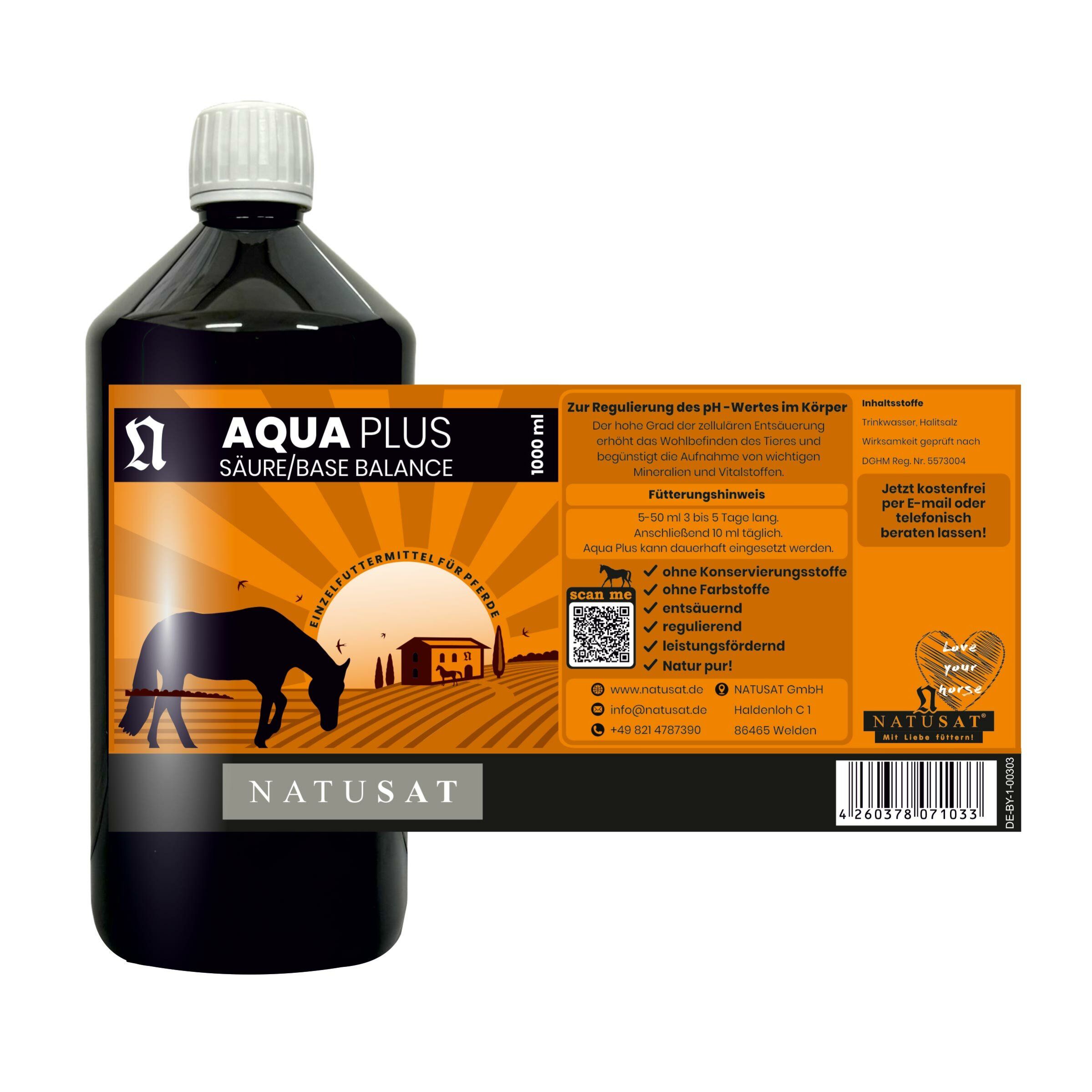 Braune Flasche mit weißem Deckel. Aufschrift AQUA PLUS, NATUSAT. Etikett mit Text und Abbildung eines Pferdes. 1000 ml.