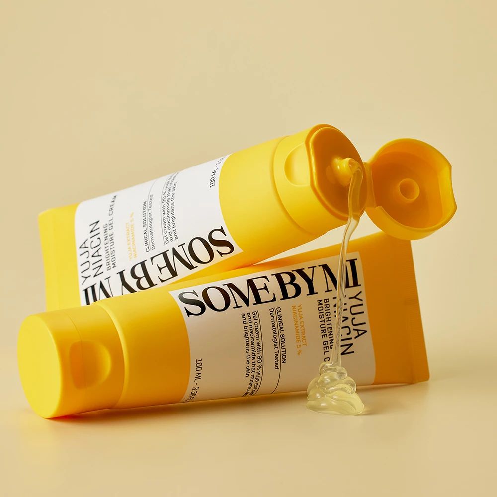 Zwei gelbe Gelcreme-Tuben, eine geöffnet, Gel tritt aus. Text: SOME BY MI, YUJA NIACIN, Brightening Moisture Gel Cream. 100 ml.