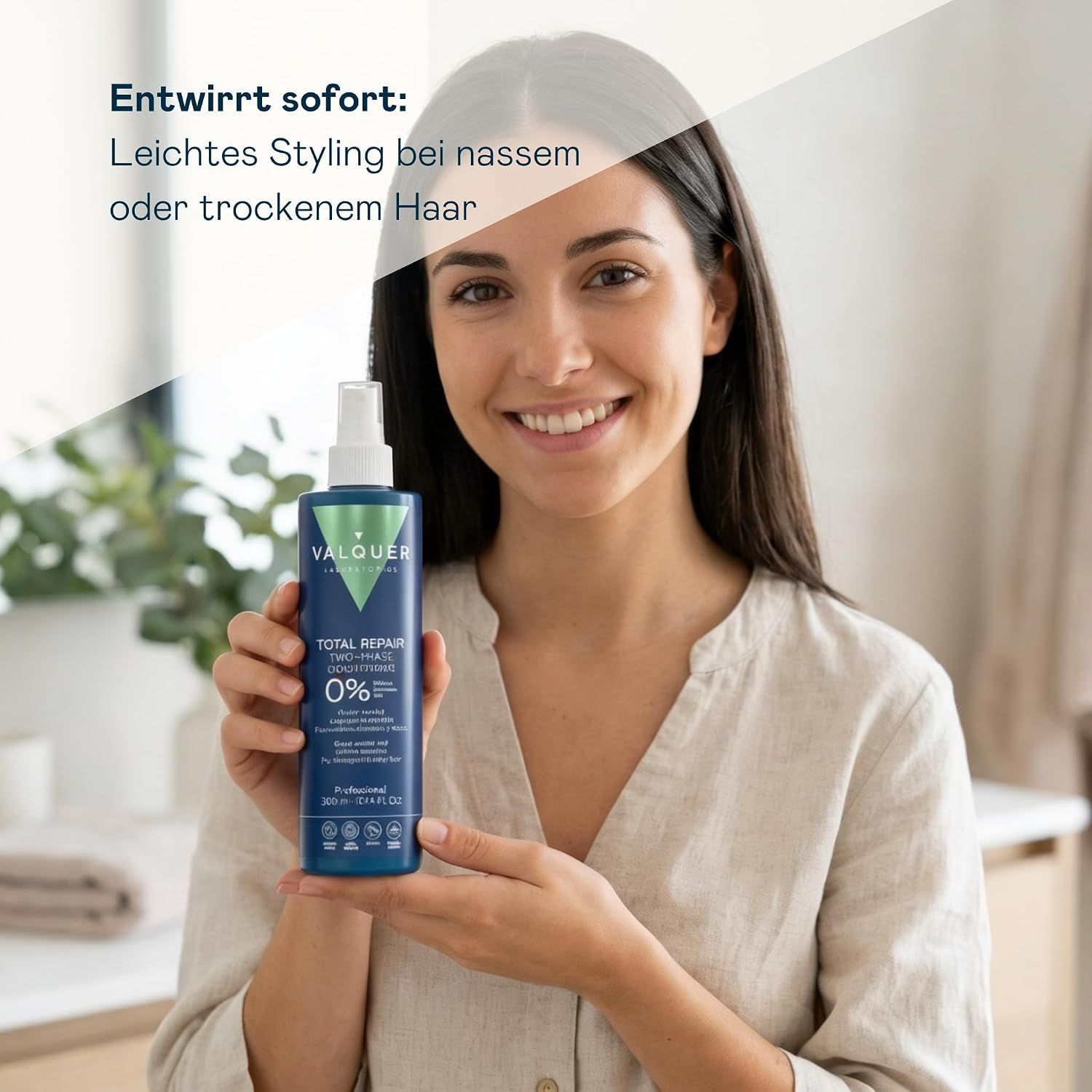 Lächelnde Frau hält eine Flasche Valquer Total Repair Spray.