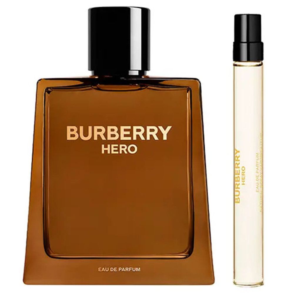 Burberry Hero Eau de Parfum Flakon und Reisegröße. Brauner, quadratischer Flakon. Text: Burberry Hero, Eau de Parfum. Kleiner Flakon.