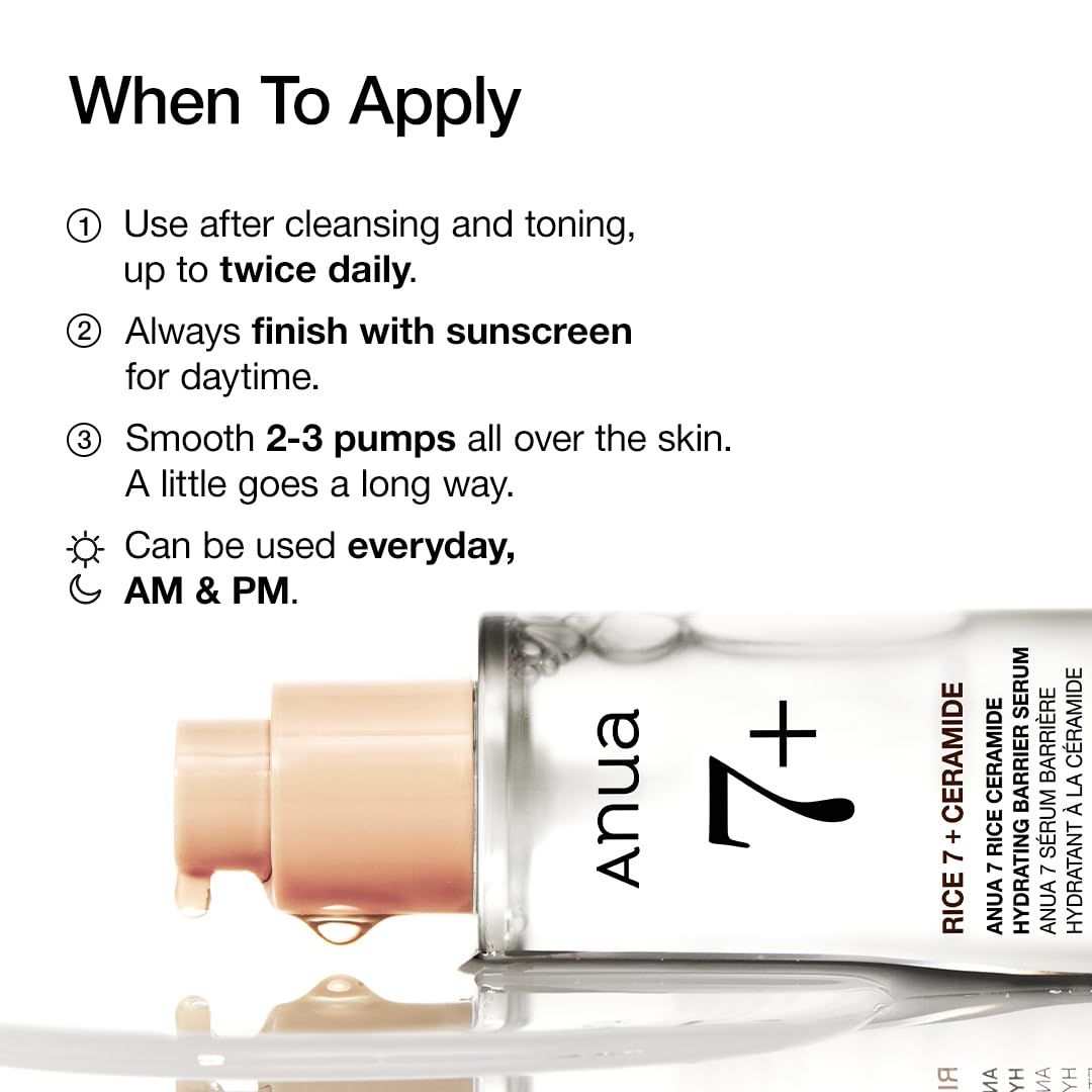 Nahaufnahme der Produktflasche. Text: When To Apply. Anua 7+ Rice 7 Ceramide Hydrating Barrier Serum. Tropfen Serum.