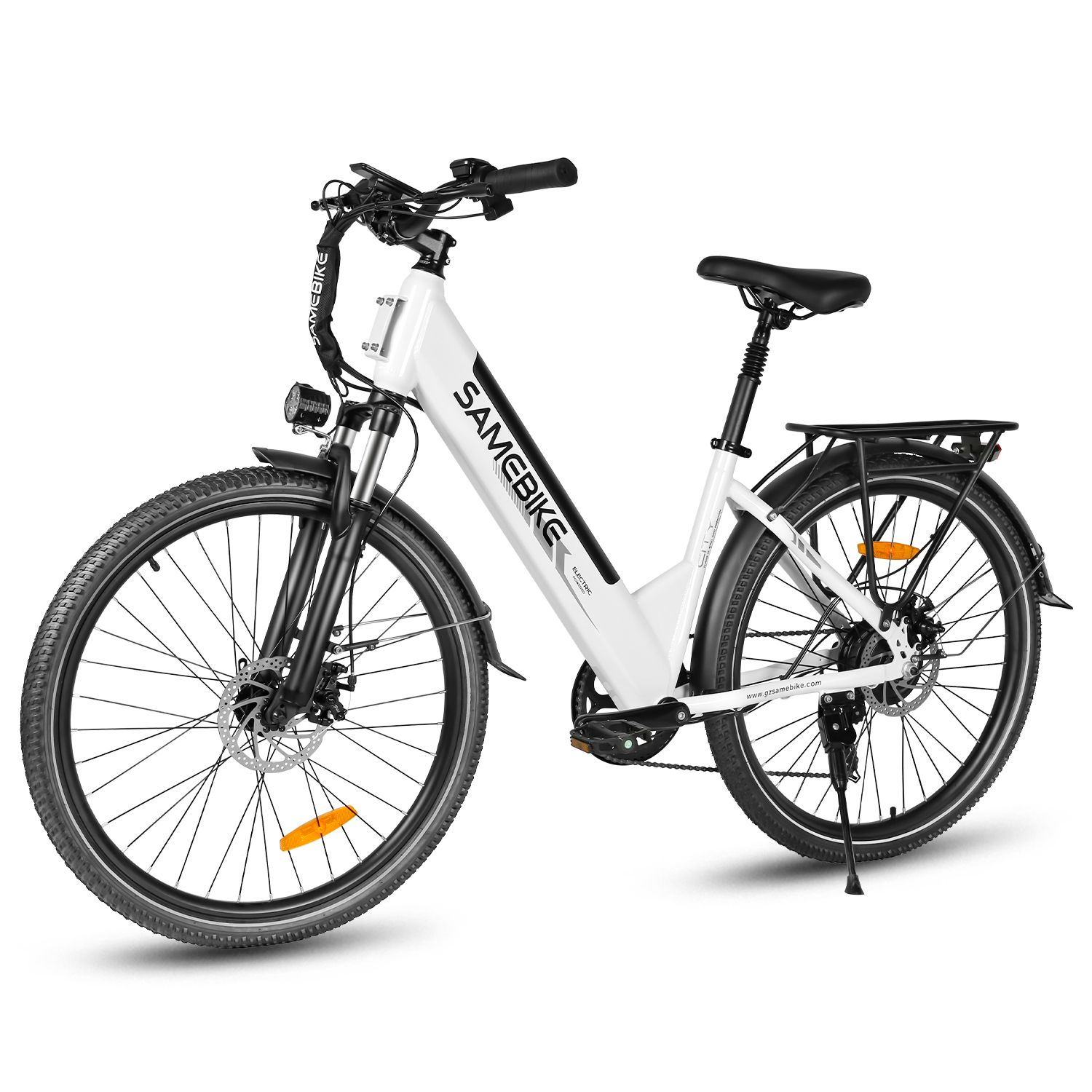 Weißes E-Bike mit schwarzem Rahmen. Marke SAMEBIKE. Vorder- und Rücklicht. Gepäckträger.